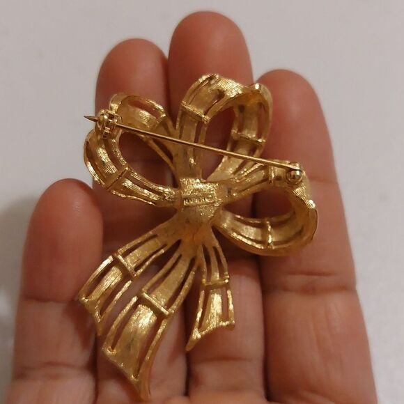 Vintage Napier Textured Gold Tone Ribbon Bow with Faux Pearl Brooch Pin - Picture 4 of 7
